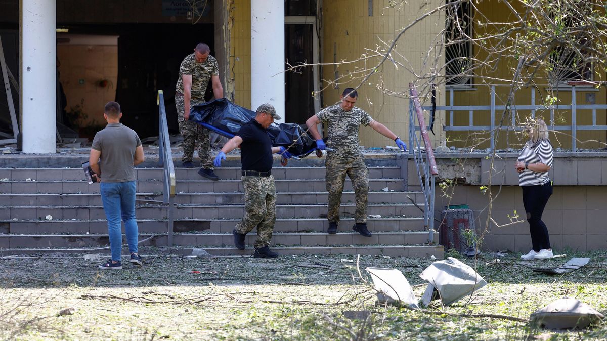 Trosky rakety v Kyjevě zabily tři lidi, nemohli se dostat do krytu